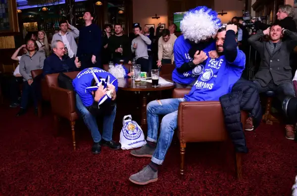 La festa scatenata dei tifosi delle 'Foxes' immersi in fiumi di birra: stanno vivendo un sogno. Grazie a Ranieri.