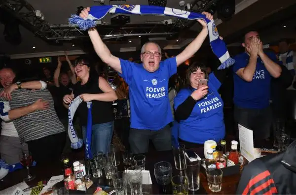 La festa scatenata dei tifosi delle 'Foxes' immersi in fiumi di birra: stanno vivendo un sogno. Grazie a Ranieri.