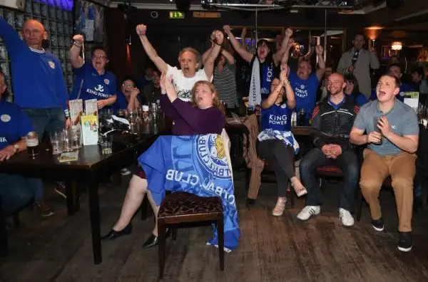 La festa scatenata dei tifosi delle 'Foxes' immersi in fiumi di birra: stanno vivendo un sogno. Grazie a Ranieri.