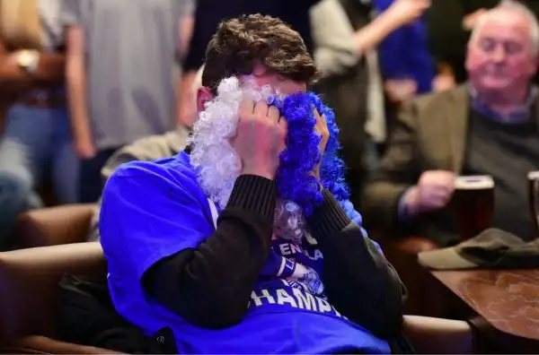 La festa scatenata dei tifosi delle 'Foxes' immersi in fiumi di birra: stanno vivendo un sogno. Grazie a Ranieri.