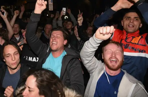 La festa scatenata dei tifosi delle 'Foxes' immersi in fiumi di birra: stanno vivendo un sogno. Grazie a Ranieri.
