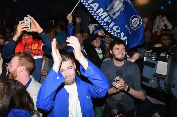 La festa scatenata dei tifosi delle 'Foxes' immersi in fiumi di birra: stanno vivendo un sogno. Grazie a Ranieri.
