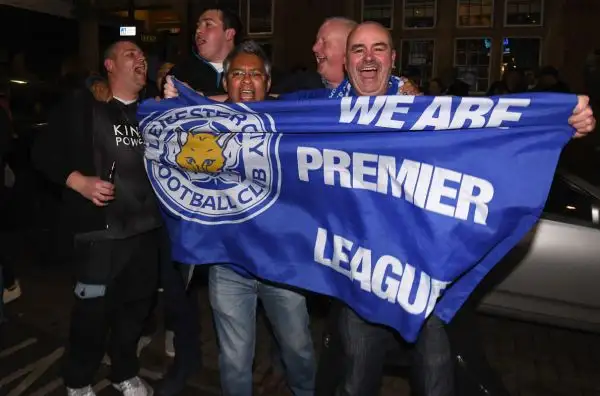 La festa scatenata dei tifosi delle 'Foxes' immersi in fiumi di birra: stanno vivendo un sogno. Grazie a Ranieri.