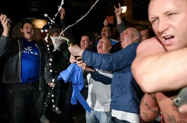 La festa scatenata dei tifosi delle 'Foxes' immersi in fiumi di birra: stanno vivendo un sogno. Grazie a Ranieri.