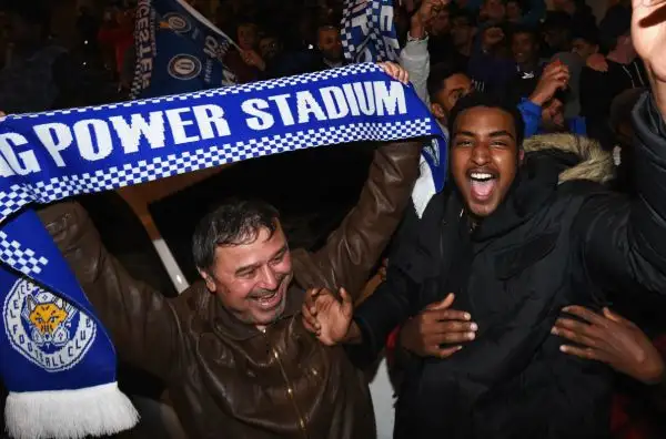 La festa scatenata dei tifosi delle 'Foxes' immersi in fiumi di birra: stanno vivendo un sogno. Grazie a Ranieri.