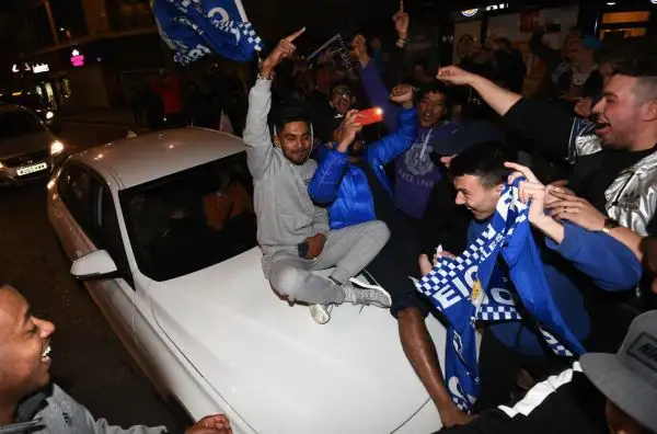 La festa scatenata dei tifosi delle 'Foxes' immersi in fiumi di birra: stanno vivendo un sogno. Grazie a Ranieri.