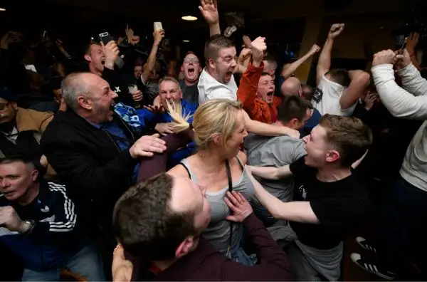 La festa scatenata dei tifosi delle 'Foxes' immersi in fiumi di birra: stanno vivendo un sogno. Grazie a Ranieri.