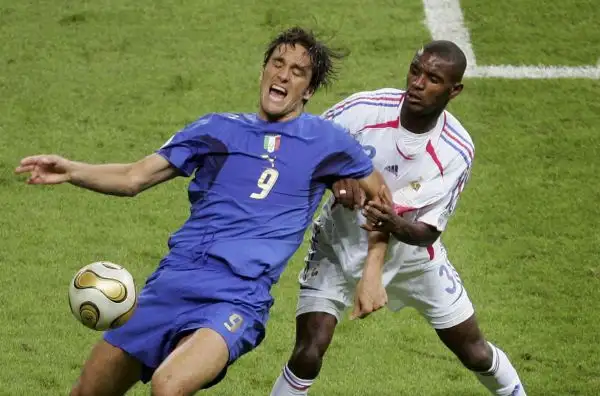 In finale contro la Francia, Toni colpisce una traversa e si vede annullare un gol per fuorigioco. Eccolo in azione con il gigante francese Abidal.