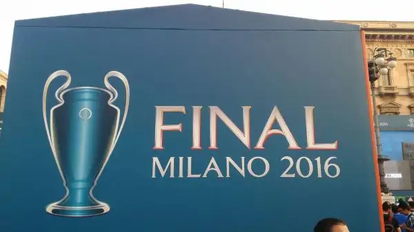 Piazza del Duomo invasa dagli spagnoli in attesa dell'ultimo atto della Champions League tra Real e Atletico.