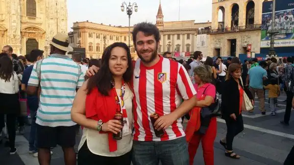 Piazza del Duomo invasa dagli spagnoli in attesa dell'ultimo atto della Champions League tra Real e Atletico.