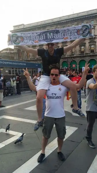 Piazza del Duomo invasa dagli spagnoli in attesa dell'ultimo atto della Champions League tra Real e Atletico.