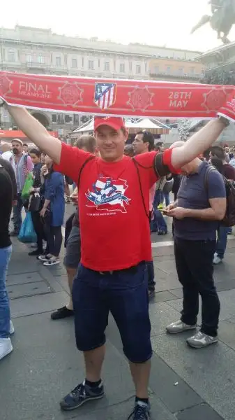Piazza del Duomo invasa dagli spagnoli in attesa dell'ultimo atto della Champions League tra Real e Atletico.