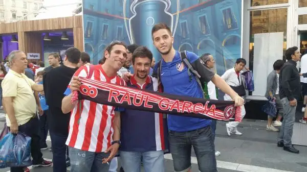 Piazza del Duomo invasa dagli spagnoli in attesa dell'ultimo atto della Champions League tra Real e Atletico.