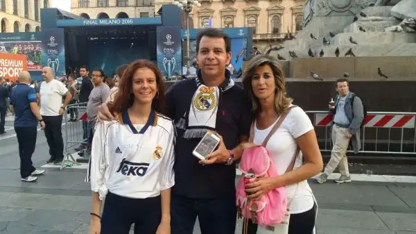 Piazza del Duomo invasa dagli spagnoli in attesa dell'ultimo atto della Champions League tra Real e Atletico.