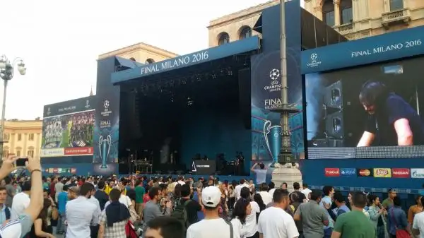 Piazza del Duomo invasa dagli spagnoli in attesa dell'ultimo atto della Champions League tra Real e Atletico.