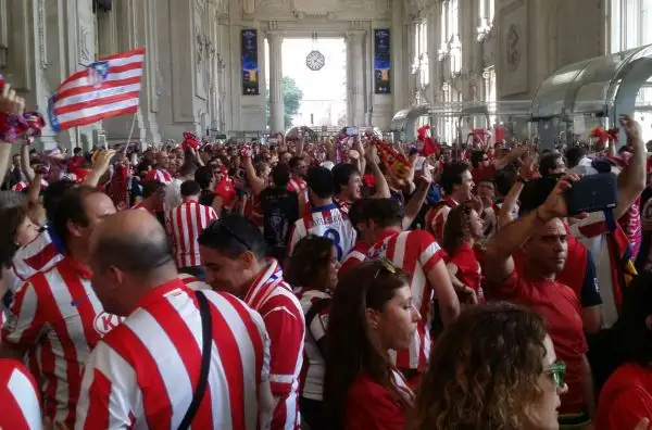 Milano invasa dagli spagnoli in attesa dell'ultimo atto della Champions League tra Real e Atletico.