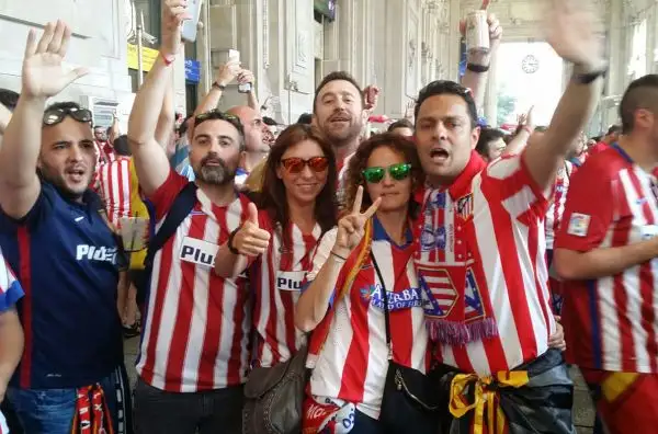 Milano invasa dagli spagnoli in attesa dell'ultimo atto della Champions League tra Real e Atletico.