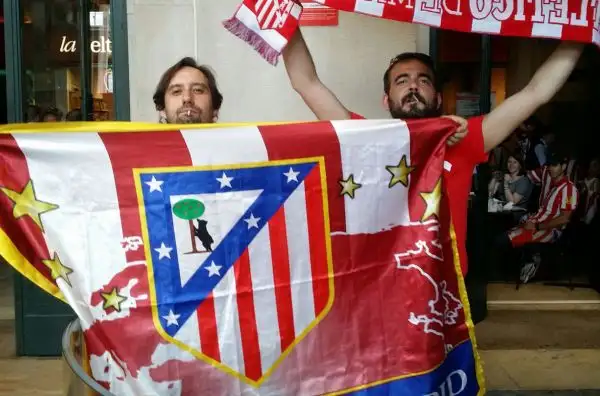 Milano invasa dagli spagnoli in attesa dell'ultimo atto della Champions League tra Real e Atletico.