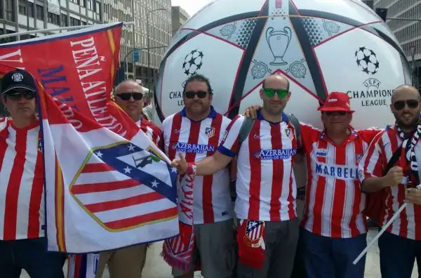 Milano invasa dagli spagnoli in attesa dell'ultimo atto della Champions League tra Real e Atletico.