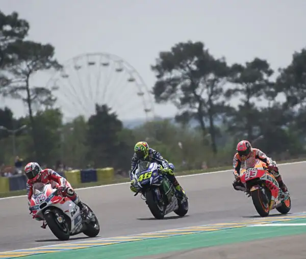Jorge Lorenzo vince il Gran Premio di Francia a Le Mans, conducendo la corsa dall'inizio alla fine. Alle spalle dello spagnolo Valentino Rossi e la Suzuki di Maverik Vinales.