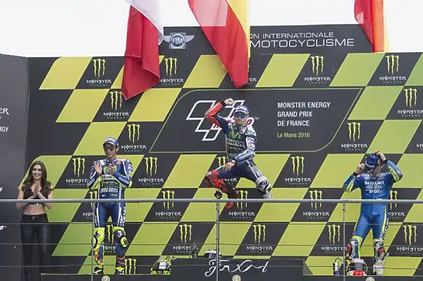 Jorge Lorenzo vince il Gran Premio di Francia a Le Mans, conducendo la corsa dall'inizio alla fine. Alle spalle dello spagnolo Valentino Rossi e la Suzuki di Maverik Vinales.