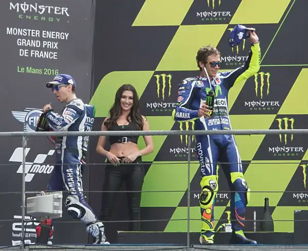 Jorge Lorenzo vince il Gran Premio di Francia a Le Mans, conducendo la corsa dall'inizio alla fine. Alle spalle dello spagnolo Valentino Rossi e la Suzuki di Maverik Vinales.