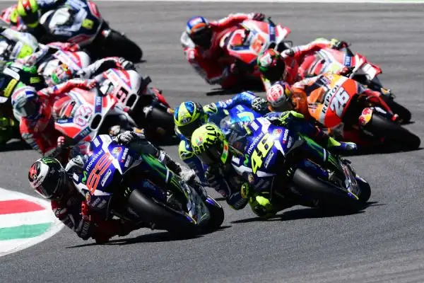 Lorenzo vince in volata il Gran Premio d'Italia. Al Mugello grande amarezza per i tifosi di Rossi costretto a ritirarsi al settimo giro per la rottura del motore. Secondo Marquez terzo Iannone.