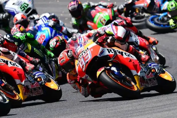 Lorenzo vince in volata il Gran Premio d'Italia. Al Mugello grande amarezza per i tifosi di Rossi costretto a ritirarsi al settimo giro per la rottura del motore. Secondo Marquez terzo Iannone.