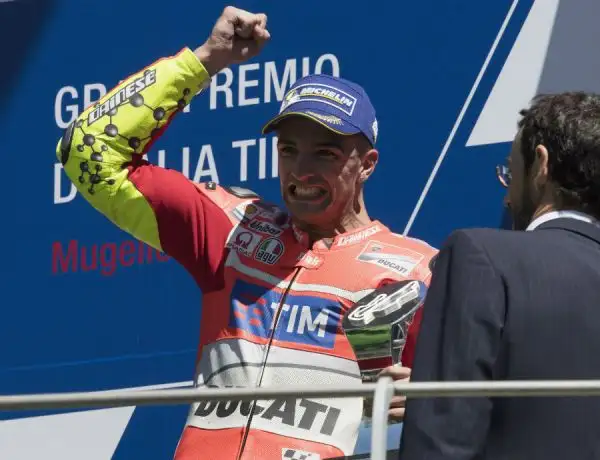 Lorenzo vince in volata il Gran Premio d'Italia. Al Mugello grande amarezza per i tifosi di Rossi costretto a ritirarsi al settimo giro per la rottura del motore. Secondo Marquez terzo Iannone.