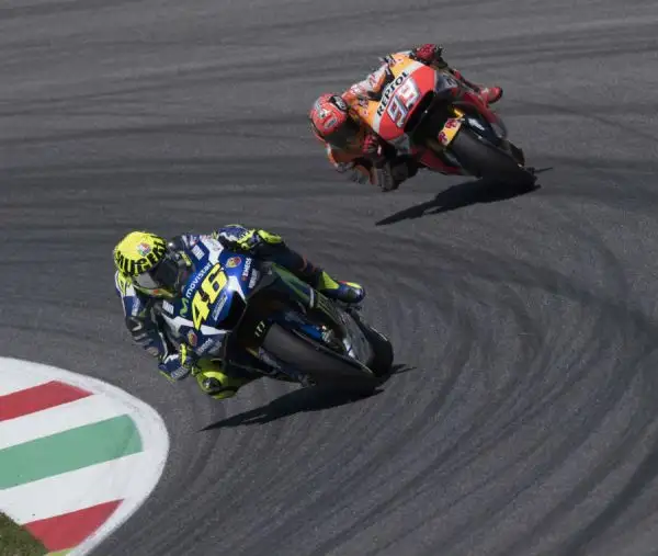 Lorenzo vince in volata il Gran Premio d'Italia. Al Mugello grande amarezza per i tifosi di Rossi costretto a ritirarsi al settimo giro per la rottura del motore. Secondo Marquez terzo Iannone.