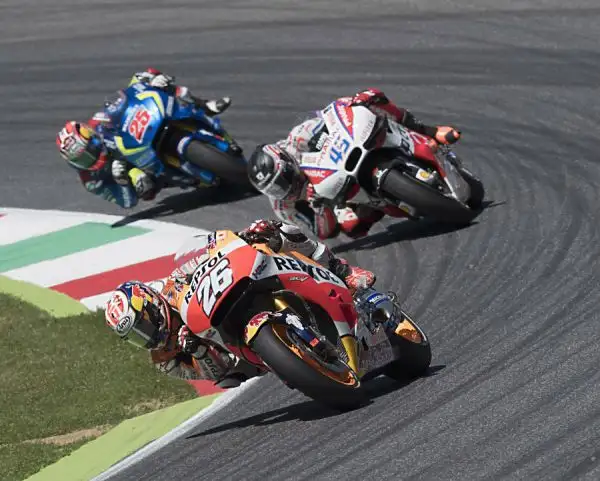 Lorenzo vince in volata il Gran Premio d'Italia. Al Mugello grande amarezza per i tifosi di Rossi costretto a ritirarsi al settimo giro per la rottura del motore. Secondo Marquez terzo Iannone.