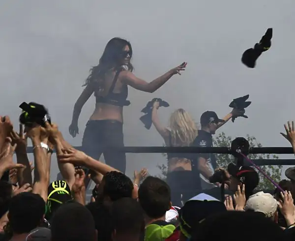 Le immagini delle bellissime grid girls che hanno colorato il puddock nel corse del week end sul tracciato francese di Le Mans.