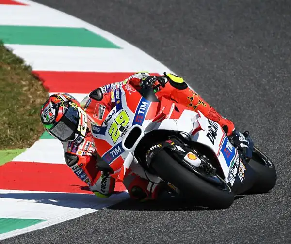 Il Dottore, dopo aver faticato nelle libere, ha piazzato la zampata negli ultimi secondi delle qualifiche, lasciandosi alle spalle il futuro compagno di squadra Viñales e a Iannone.