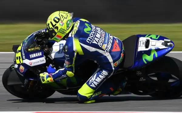 Il Dottore, dopo aver faticato nelle libere, ha piazzato la zampata negli ultimi secondi delle qualifiche, lasciandosi alle spalle il futuro compagno di squadra Viñales e a Iannone.