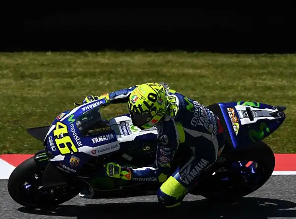 Il Dottore, dopo aver faticato nelle libere, ha piazzato la zampata negli ultimi secondi delle qualifiche, lasciandosi alle spalle il futuro compagno di squadra Viñales e a Iannone.