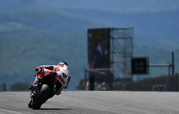 Il Dottore, dopo aver faticato nelle libere, ha piazzato la zampata negli ultimi secondi delle qualifiche, lasciandosi alle spalle il futuro compagno di squadra Viñales e a Iannone.