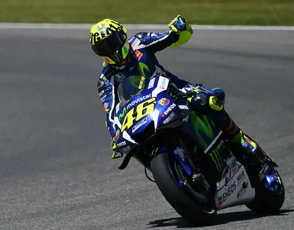 Il Dottore, dopo aver faticato nelle libere, ha piazzato la zampata negli ultimi secondi delle qualifiche, lasciandosi alle spalle il futuro compagno di squadra Viñales e a Iannone.