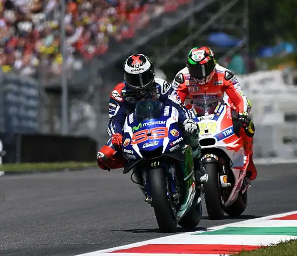 Il Dottore, dopo aver faticato nelle libere, ha piazzato la zampata negli ultimi secondi delle qualifiche, lasciandosi alle spalle il futuro compagno di squadra Viñales e a Iannone.