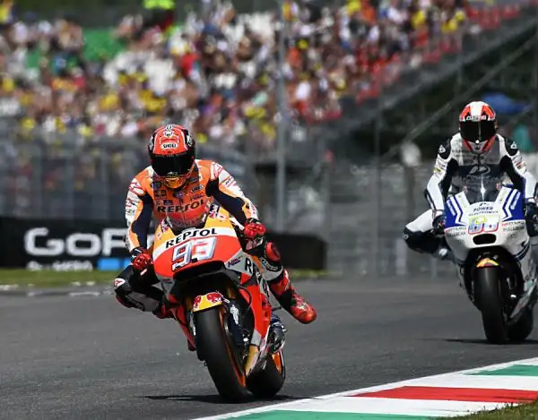 Il Dottore, dopo aver faticato nelle libere, ha piazzato la zampata negli ultimi secondi delle qualifiche, lasciandosi alle spalle il futuro compagno di squadra Viñales e a Iannone.