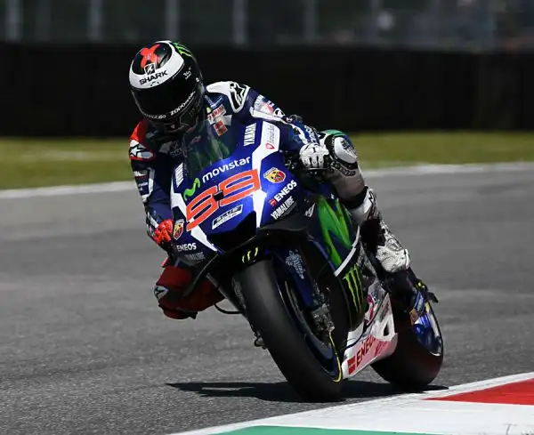 Il Dottore, dopo aver faticato nelle libere, ha piazzato la zampata negli ultimi secondi delle qualifiche, lasciandosi alle spalle il futuro compagno di squadra Viñales e a Iannone.