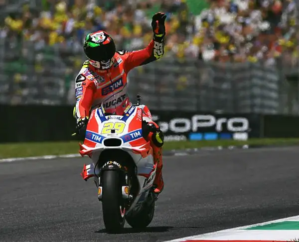 Il Dottore, dopo aver faticato nelle libere, ha piazzato la zampata negli ultimi secondi delle qualifiche, lasciandosi alle spalle il futuro compagno di squadra Viñales e a Iannone.