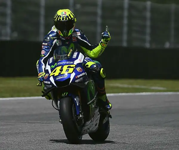 Il Dottore, dopo aver faticato nelle libere, ha piazzato la zampata negli ultimi secondi delle qualifiche, lasciandosi alle spalle il futuro compagno di squadra Viñales e a Iannone.