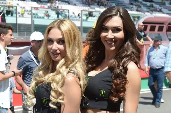 Anche al Mugello non sono mancate le bellissime Gird Girls che hanno accompagnato i piloti in pista con gli immancabili ombrellini.