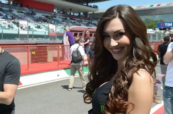 Anche al Mugello non sono mancate le bellissime Gird Girls che hanno accompagnato i piloti in pista con gli immancabili ombrellini.