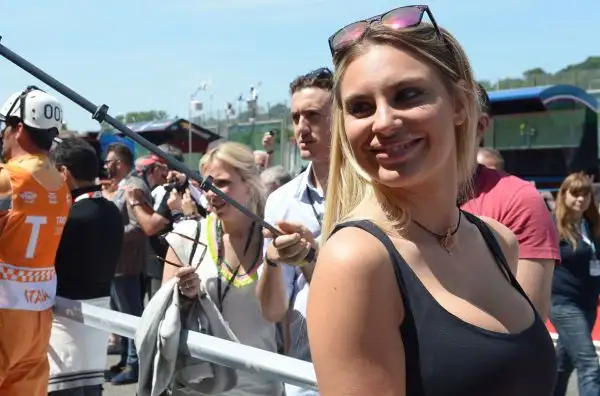 Anche al Mugello non sono mancate le bellissime Gird Girls che hanno accompagnato i piloti in pista con gli immancabili ombrellini.
