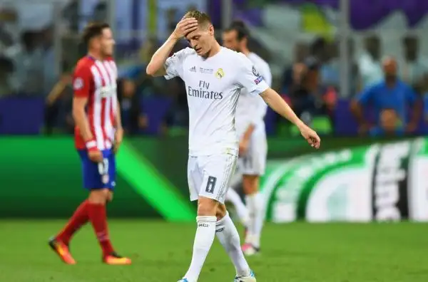 Kroos 6,5. Uomo d'ordine dei blancos, dalla sua punizione scaturisce il vantaggio. Con la sua uscita il Real perde lucidità.