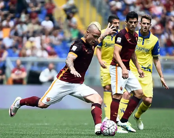 La Roma regala ai suoi quasi 60 mila tifosi un'ottima prestazione piegando il Chievo grazie alle reti nel primo tempo di Nainggolan e Rudiger ed al colpo del ko di Pjanic nel finale.