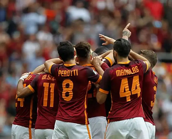 La Roma regala ai suoi quasi 60 mila tifosi un'ottima prestazione piegando il Chievo grazie alle reti nel primo tempo di Nainggolan e Rudiger ed al colpo del ko di Pjanic nel finale.