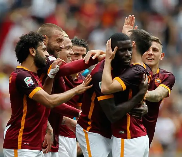 La Roma regala ai suoi quasi 60 mila tifosi un'ottima prestazione piegando il Chievo grazie alle reti nel primo tempo di Nainggolan e Rudiger ed al colpo del ko di Pjanic nel finale.