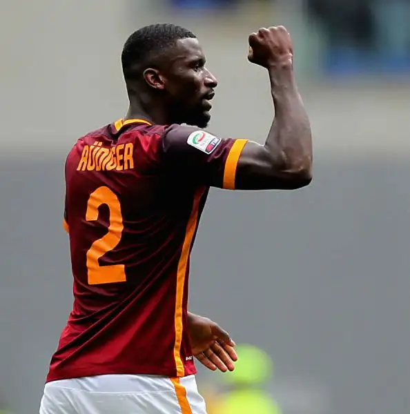 La Roma regala ai suoi quasi 60 mila tifosi un'ottima prestazione piegando il Chievo grazie alle reti nel primo tempo di Nainggolan e Rudiger ed al colpo del ko di Pjanic nel finale.